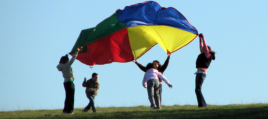 Children playing with a parachure